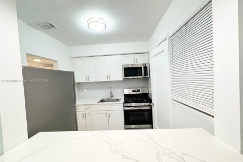 Villa ou maison à louer à Miami Beach, Floride: 2 chambres, 69.68 m2 № 1924747 - photo 2