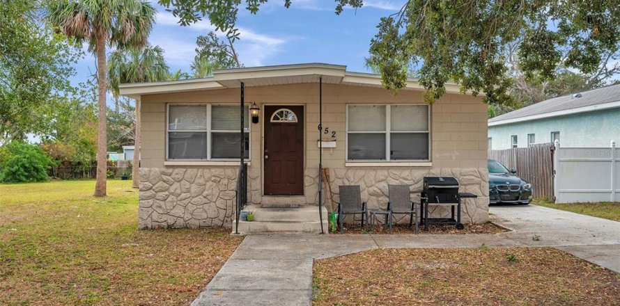 House in Saint Petersburg, Florida 4 bedrooms, 127.74 sq.m. № 1536334