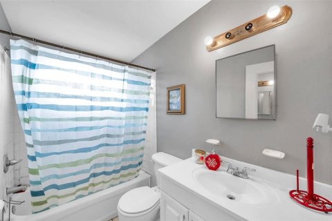 House in Saint Petersburg, Florida 4 bedrooms, 127.74 sq.m. № 1536334 - photo 19