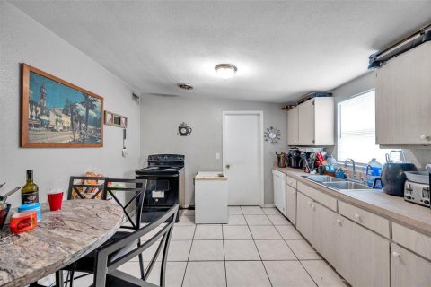 House in Saint Petersburg, Florida 4 bedrooms, 127.74 sq.m. № 1536334 - photo 13