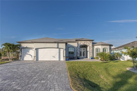 House in Port Charlotte, Florida 3 bedrooms, 225.94 sq.m. № 1597650 - photo 1