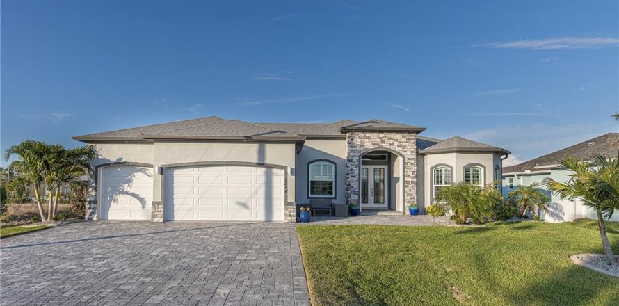 House in Port Charlotte, Florida 3 bedrooms, 225.94 sq.m. № 1597650