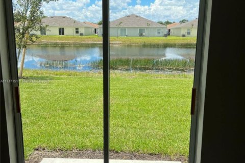 Adosado en venta en Lehigh Acres, Florida, 3 dormitorios, 136.38 m2 № 1697851 - foto 8