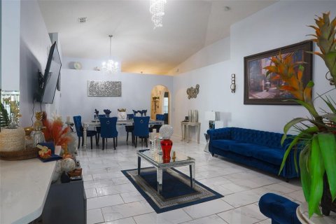 House in Tavares, Florida 4 bedrooms, 174.1 sq.m. № 1587486 - photo 9