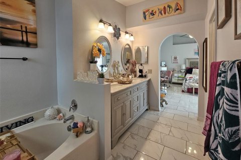 House in Tavares, Florida 4 bedrooms, 174.1 sq.m. № 1587486 - photo 21
