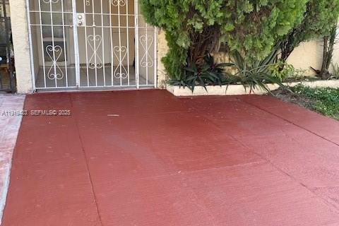 Снять в аренду таунхаус в Хайалиа, Флорида 4 спальни, 156.17м2, № 1989343 - фото 1