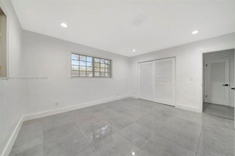 Снять в аренду виллу или дом в Норт-Майами-Бич, Флорида 5 спален, 210.89м2, № 1952198 - фото 25