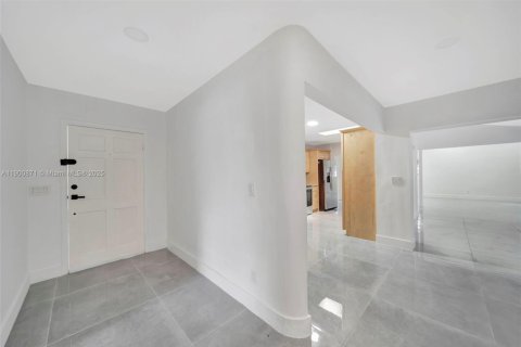 Снять в аренду виллу или дом в Норт-Майами-Бич, Флорида 5 спален, 210.89м2, № 1952198 - фото 22