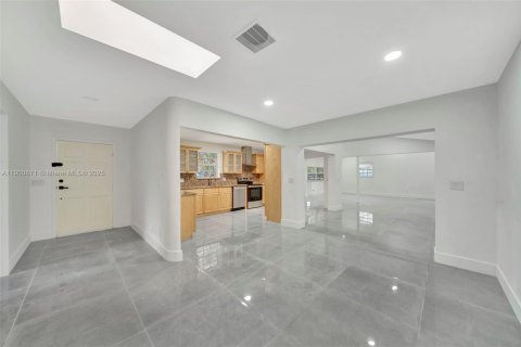 Снять в аренду виллу или дом в Норт-Майами-Бич, Флорида 5 спален, 210.89м2, № 1952198 - фото 18