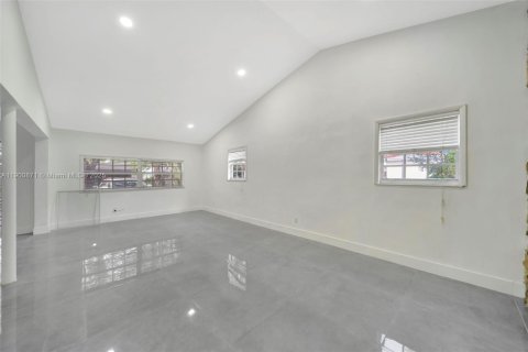 Снять в аренду виллу или дом в Норт-Майами-Бич, Флорида 5 спален, 210.89м2, № 1952198 - фото 20