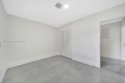 Снять в аренду виллу или дом в Норт-Майами-Бич, Флорида 5 спален, 210.89м2, № 1952198 - фото 23