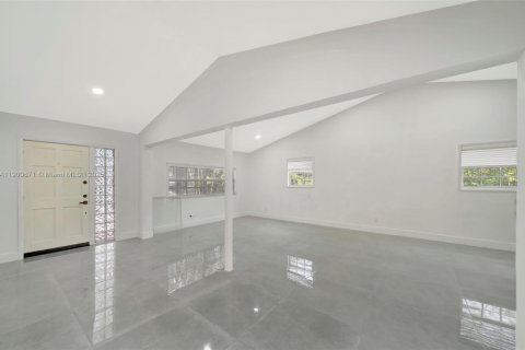 Снять в аренду виллу или дом в Норт-Майами-Бич, Флорида 5 спален, 210.89м2, № 1952198 - фото 6