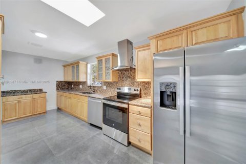 Снять в аренду виллу или дом в Норт-Майами-Бич, Флорида 5 спален, 210.89м2, № 1952198 - фото 13