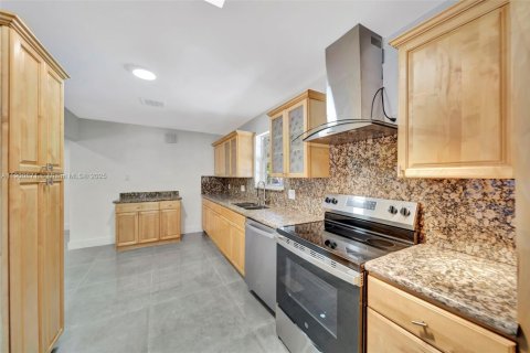 Снять в аренду виллу или дом в Норт-Майами-Бич, Флорида 5 спален, 210.89м2, № 1952198 - фото 10