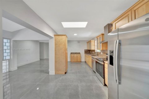 Снять в аренду виллу или дом в Норт-Майами-Бич, Флорида 5 спален, 210.89м2, № 1952198 - фото 11