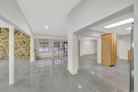 Снять в аренду виллу или дом в Норт-Майами-Бич, Флорида 5 спален, 210.89м2, № 1952198 - фото 7