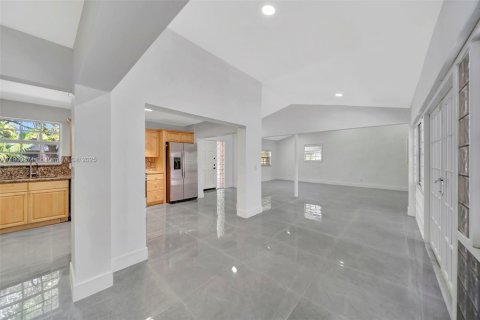 Снять в аренду виллу или дом в Норт-Майами-Бич, Флорида 5 спален, 210.89м2, № 1952198 - фото 15