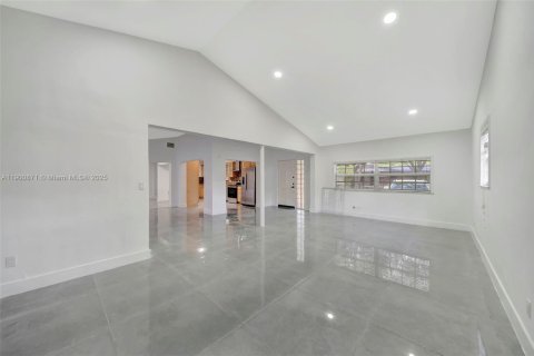 Снять в аренду виллу или дом в Норт-Майами-Бич, Флорида 5 спален, 210.89м2, № 1952198 - фото 19