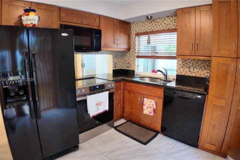 House in Miami, Florida 2 bedrooms, 116.03 sq.m. № 1877750 - photo 10