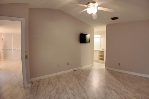House in Miami, Florida 2 bedrooms, 116.03 sq.m. № 1877750 - photo 4