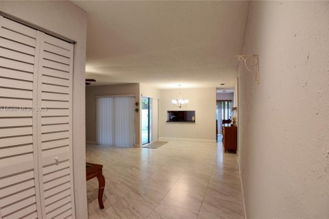House in Miami, Florida 2 bedrooms, 116.03 sq.m. № 1877750 - photo 2