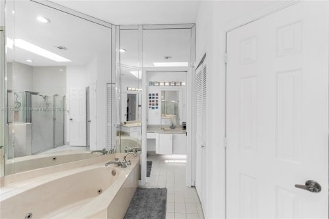 House in Plantation, Florida 4 bedrooms, 274.06 sq.m. № 1714830 - photo 30