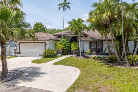 House in Plantation, Florida 4 bedrooms, 274.06 sq.m. № 1714830 - photo 1