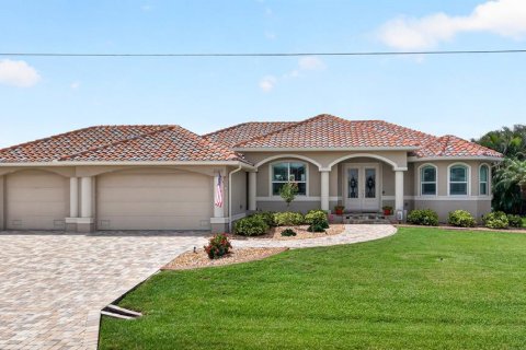 House in Punta Gorda, Florida 3 bedrooms, 189.24 sq.m. № 2117659 - photo 4