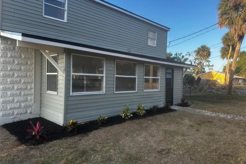 House in Titusville, Florida 3 bedrooms, 166.48 sq.m. № 1734006 - photo 1