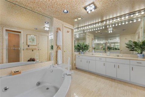 Condominio en venta en Bal Harbour, Florida, 4 dormitorios, 437.2 m2 № 1977757 - foto 18