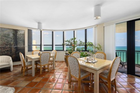 Condominio en venta en Bal Harbour, Florida, 4 dormitorios, 437.2 m2 № 1977757 - foto 10