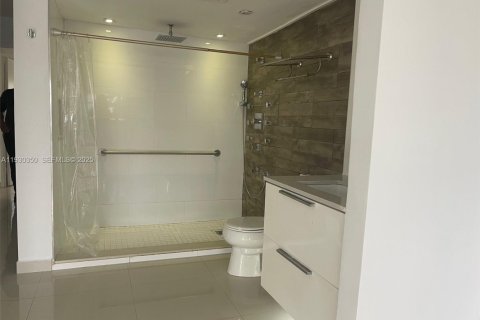 Condo in Miami, Florida, 2 bedrooms № 1989129 - photo 10