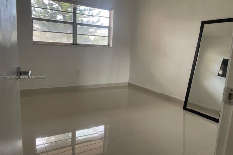 Condo in Miami, Florida, 2 bedrooms № 1989129 - photo 13