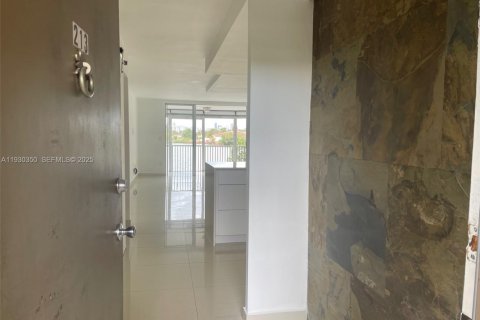 Condo in Miami, Florida, 2 bedrooms № 1989129 - photo 5