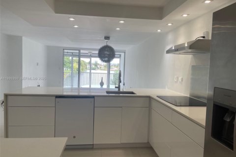 Condo in Miami, Florida, 2 bedrooms  № 1989129