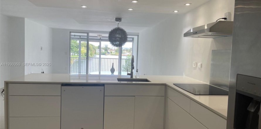 Condo in Miami, Florida, 2 bedrooms № 1989129