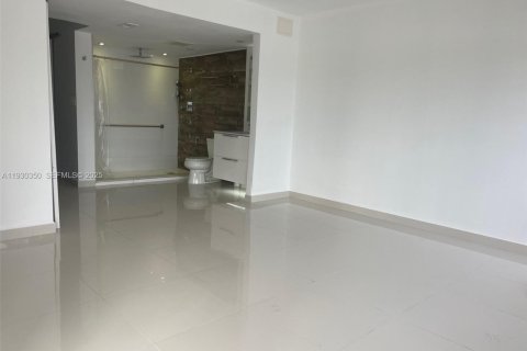 Condo in Miami, Florida, 2 bedrooms № 1989129 - photo 11