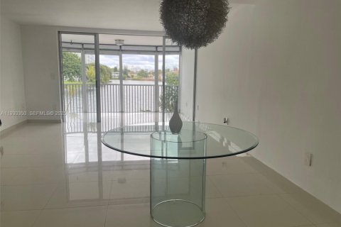 Condo in Miami, Florida, 2 bedrooms № 1989129 - photo 2