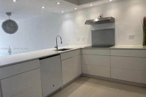 Condo in Miami, Florida, 2 bedrooms № 1989129 - photo 3