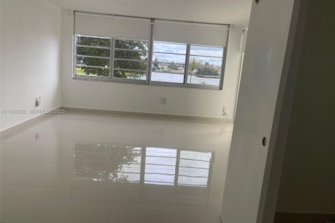 Condo in Miami, Florida, 2 bedrooms № 1989129 - photo 6