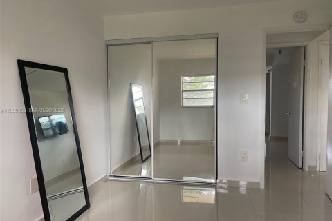 Condo in Miami, Florida, 2 bedrooms № 1989129 - photo 12