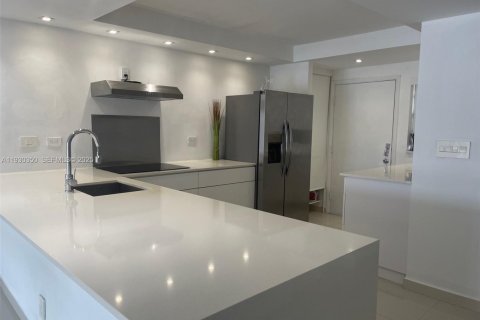 Condo in Miami, Florida, 2 bedrooms № 1989129 - photo 4