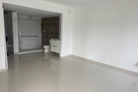 Condo in Miami, Florida, 2 bedrooms № 1989129 - photo 8