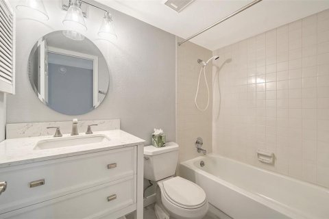 Condo in Sarasota, Florida, 2 bedrooms  № 2359120 - photo 30
