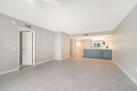 Condo in Sarasota, Florida, 2 bedrooms  № 2359120 - photo 12