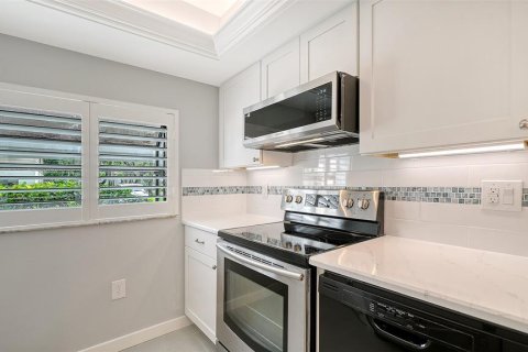Condo in Sarasota, Florida, 2 bedrooms  № 2359120 - photo 17