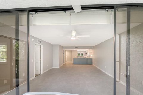 Condo in Sarasota, Florida, 2 bedrooms  № 2359120 - photo 10
