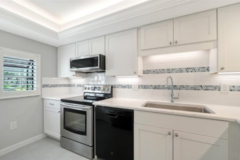 Condo in Sarasota, Florida, 2 bedrooms  № 2359120 - photo 16