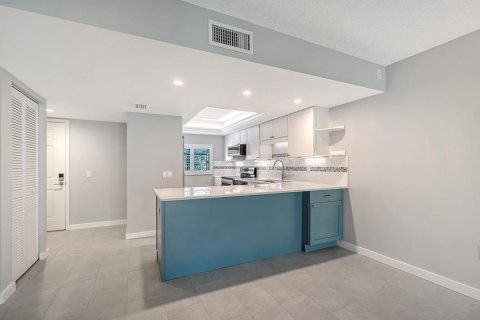 Condo in Sarasota, Florida, 2 bedrooms  № 2359120 - photo 13