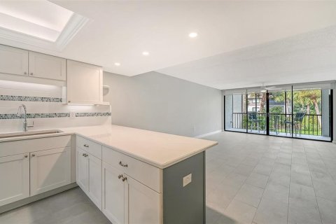 Condo in Sarasota, Florida, 2 bedrooms  № 2359120 - photo 5